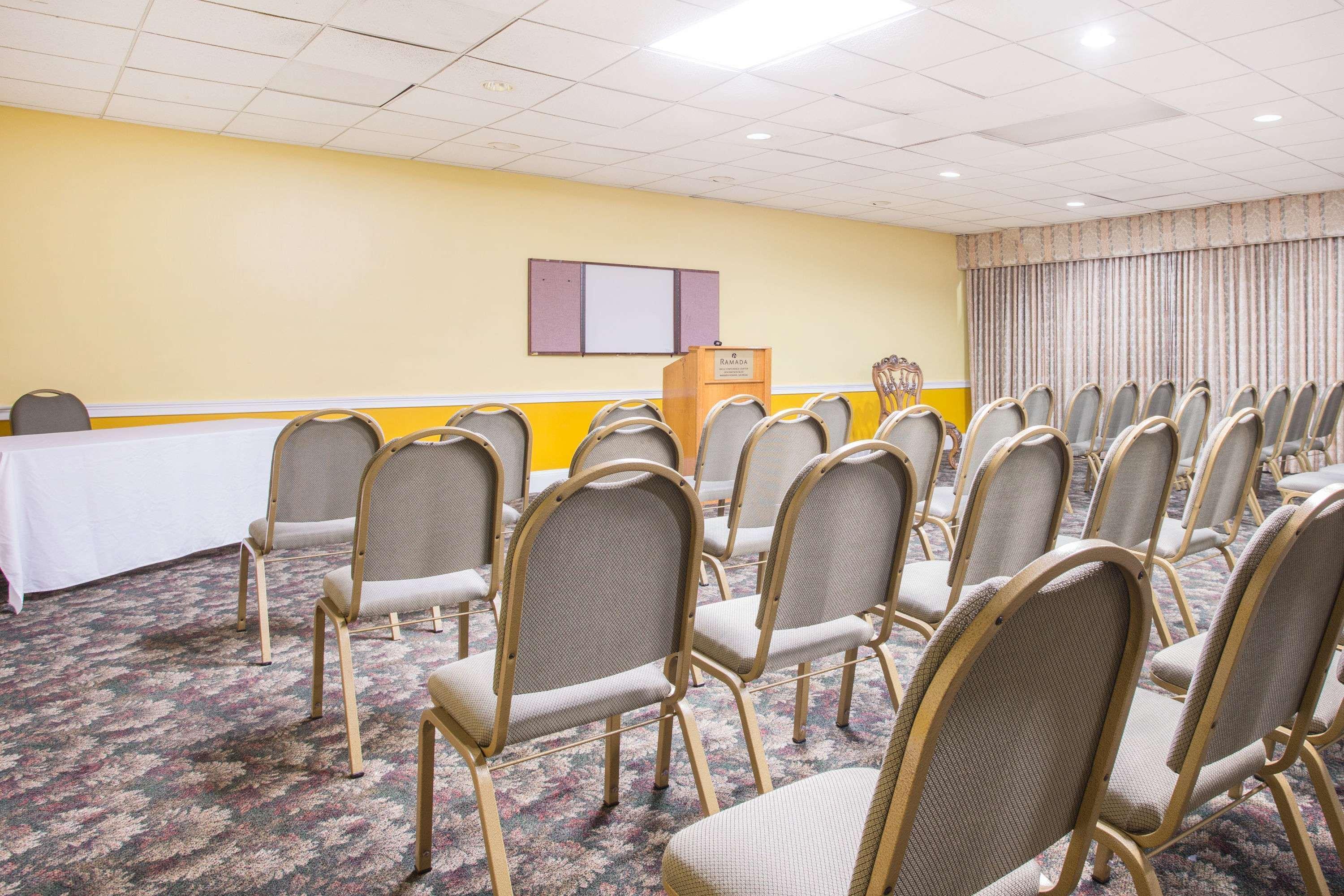 Ramada By Wyndham & Suites Warner Robins Buitenkant foto